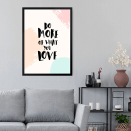 Obraz w ramie "Rób więcej tego, co kochasz" - cytat na pastelowym tle