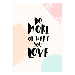 Plakat samoprzylepny "Rób więcej tego, co kochasz" - cytat na pastelowym tle