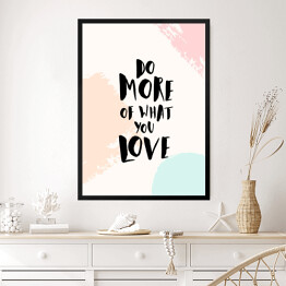 Obraz w ramie "Rób więcej tego, co kochasz" - cytat na pastelowym tle