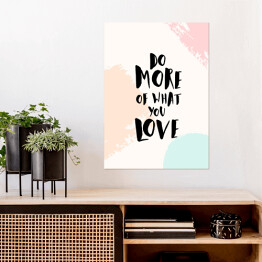 Plakat "Rób więcej tego, co kochasz" - cytat na pastelowym tle