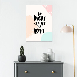 Plakat samoprzylepny "Rób więcej tego, co kochasz" - cytat na pastelowym tle