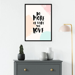 Plakat w ramie "Rób więcej tego, co kochasz" - cytat na pastelowym tle