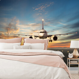 Fototapeta winylowa zmywalna Samolot lądujący na pasie na tle pięknego nieba