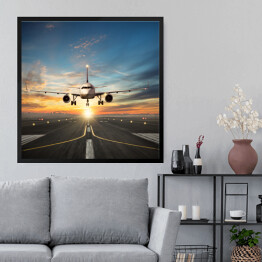 Obraz w ramie Samolot lądujący na pasie na tle pięknego nieba