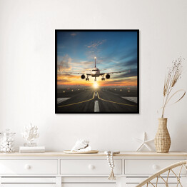 Plakat w ramie Samolot lądujący na pasie na tle pięknego nieba