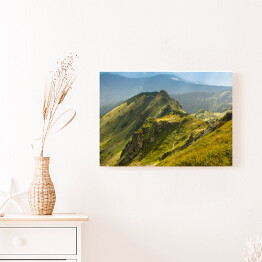 Obraz na płótnie Piękny krajobraz gór latem, widok na klify i zielone wzgórza