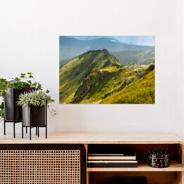 Plakat samoprzylepny Piękny krajobraz gór latem, widok na klify i zielone wzgórza