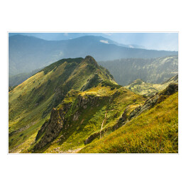 Plakat samoprzylepny Piękny krajobraz gór latem, widok na klify i zielone wzgórza