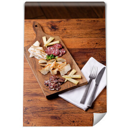Fototapeta winylowa zmywalna Sery i wędliny sery na drewnianej desce na rustykalnym stole