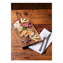 Plakat samoprzylepny Sery i wędliny sery na drewnianej desce na rustykalnym stole