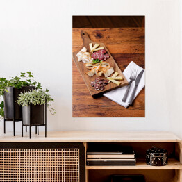Plakat Sery i wędliny sery na drewnianej desce na rustykalnym stole