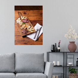Plakat samoprzylepny Sery i wędliny sery na drewnianej desce na rustykalnym stole