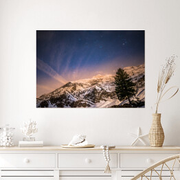 Plakat samoprzylepny Widok na masywną górę w pogodną zimową noc 