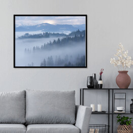Plakat w ramie Góra krajobraz z jedlinowym lasem i mgłą