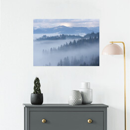 Plakat samoprzylepny Góra krajobraz z jedlinowym lasem i mgłą