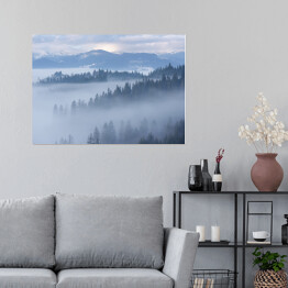 Plakat Góra krajobraz z jedlinowym lasem i mgłą