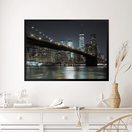 Obraz w ramie Widok na Most Brooklyński na tle panoramy oświetlonego Nowego Jorku nocą