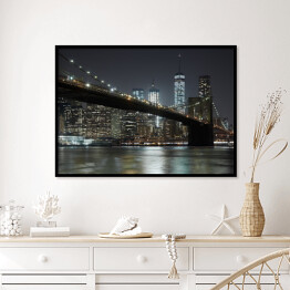 Plakat w ramie Widok na Most Brooklyński na tle panoramy oświetlonego Nowego Jorku nocą