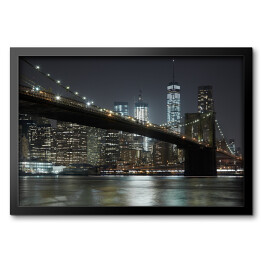Obraz w ramie Widok na Most Brooklyński na tle panoramy oświetlonego Nowego Jorku nocą