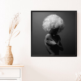 Obraz w ramie Ciało nagiej kobiety z puszystymi włosami w szarym kolorze