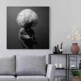 Obraz na płótnie Ciało nagiej kobiety z puszystymi włosami w szarym kolorze