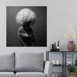 Plakat samoprzylepny Ciało nagiej kobiety z puszystymi włosami w szarym kolorze