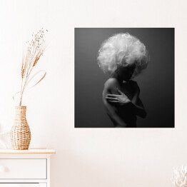Plakat samoprzylepny Ciało nagiej kobiety z puszystymi włosami w szarym kolorze