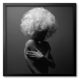 Obraz w ramie Ciało nagiej kobiety z puszystymi włosami w szarym kolorze