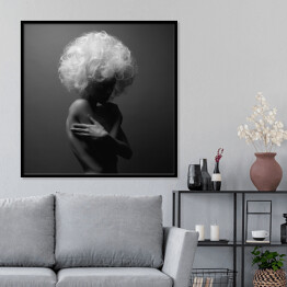 Plakat w ramie Ciało nagiej kobiety z puszystymi włosami w szarym kolorze