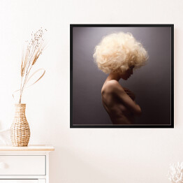 Obraz w ramie Ciało nagiej kobiety z puszystymi włosami 