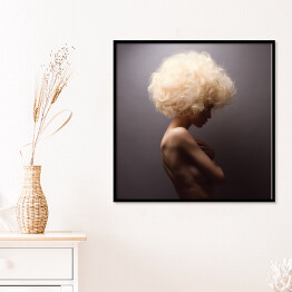 Plakat w ramie Ciało nagiej kobiety z puszystymi włosami 