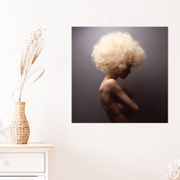 Plakat samoprzylepny Ciało nagiej kobiety z puszystymi włosami 