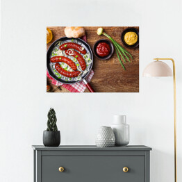 Plakat samoprzylepny Smażone kiełbaski na patelni z cebulą