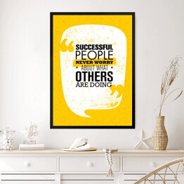 Obraz w ramie Ludzie sukcesu nigdy nie martwią się o to, co robią inni - inspirujący cytat 