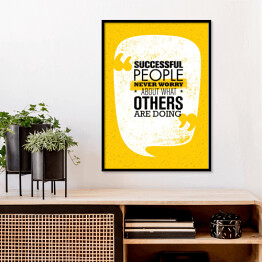 Plakat w ramie Ludzie sukcesu nigdy nie martwią się o to, co robią inni - inspirujący cytat 