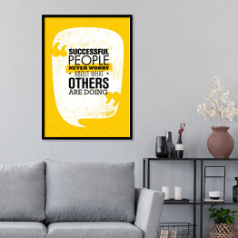 Plakat w ramie Ludzie sukcesu nigdy nie martwią się o to, co robią inni - inspirujący cytat 