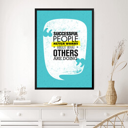 Obraz w ramie "Ludzie sukcesu nigdy nie martwią się o to, co robią inni" - inspirujący cytat