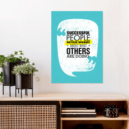 Plakat samoprzylepny "Ludzie sukcesu nigdy nie martwią się o to, co robią inni" - inspirujący cytat