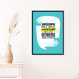Plakat w ramie "Ludzie sukcesu nigdy nie martwią się o to, co robią inni" - inspirujący cytat