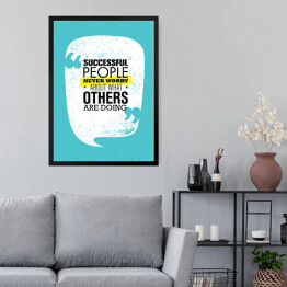Obraz w ramie "Ludzie sukcesu nigdy nie martwią się o to, co robią inni" - inspirujący cytat