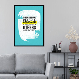 Plakat w ramie "Ludzie sukcesu nigdy nie martwią się o to, co robią inni" - inspirujący cytat