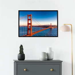 Plakat w ramie Most Golden Gate na tle błękitu wody i nieba