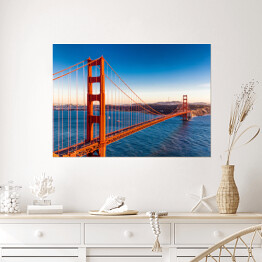 Plakat samoprzylepny Most Golden Gate na tle błękitu wody i nieba
