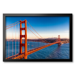 Obraz w ramie Most Golden Gate na tle błękitu wody i nieba
