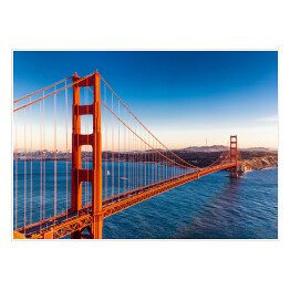 Plakat samoprzylepny Most Golden Gate na tle błękitu wody i nieba