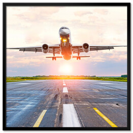 Plakat w ramie Samolot startujący z lotniska o świcie