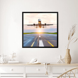 Obraz w ramie Samolotowa zwiększający prędkość na pasie startowym o świcie
