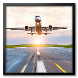 Obraz w ramie Samolotowa zwiększający prędkość na pasie startowym o świcie