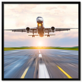 Plakat w ramie Samolotowa zwiększający prędkość na pasie startowym o świcie