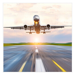 Plakat samoprzylepny Samolotowa zwiększający prędkość na pasie startowym o świcie